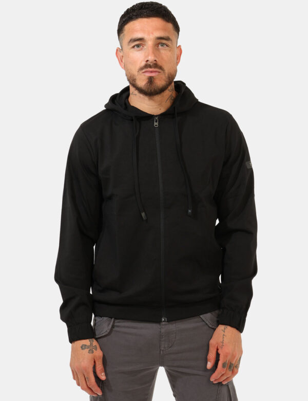 Felpa Yes Zee Nero - Felpa classica con cappuccio e tasche a taglio trasversale, in total nero con piccolo patch logo brand
