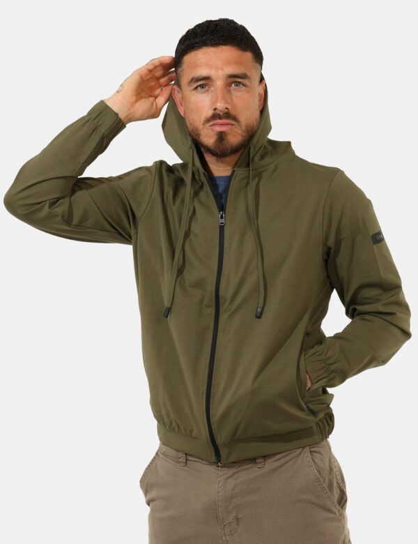 Felpa Yes Zee Verde - Felpa classica con cappuccio e tasche a taglio trasversale, in total verde militare con piccolo patch
