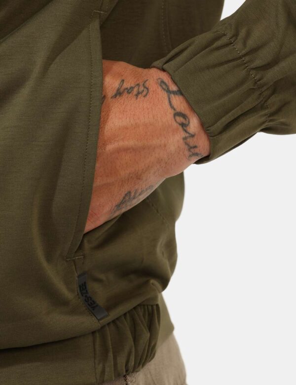 Felpa Yes Zee Verde - Felpa classica con cappuccio e tasche a taglio trasversale, in total verde militare con piccolo patch