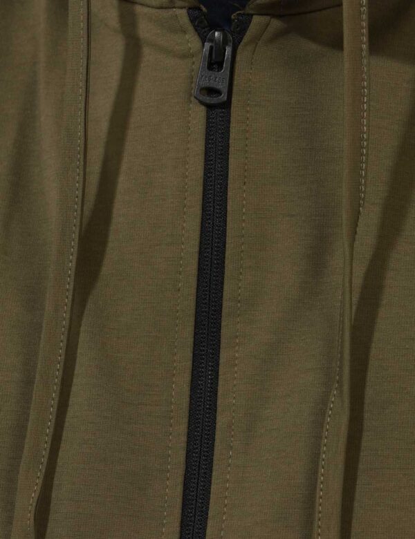 Felpa Yes Zee Verde - Felpa classica con cappuccio e tasche a taglio trasversale, in total verde militare con piccolo patch