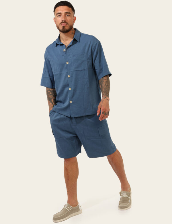 Bermuda Goha Blu - Bermuda in total verde blu denim, con tasche a taglio trasversale sul fronte, tasche a cargo lateralie fa