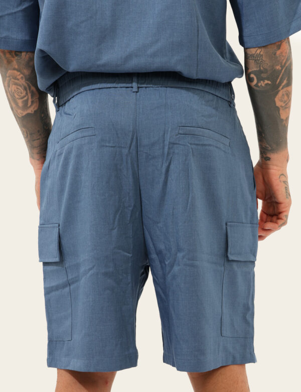Bermuda Goha Blu - Bermuda in total verde blu denim, con tasche a taglio trasversale sul fronte, tasche a cargo lateralie fa