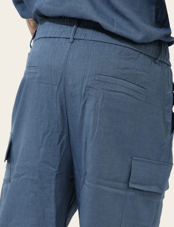 Bermuda Goha Blu - Bermuda in total verde blu denim, con tasche a taglio trasversale sul fronte, tasche a cargo lateralie fa