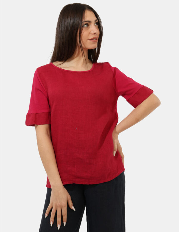T-shirt Rue De Clerie Rosso - T-shirt girocollo in total rosso ciliegia. La vestibilità è morbida e regolare. La t-shirt è a
