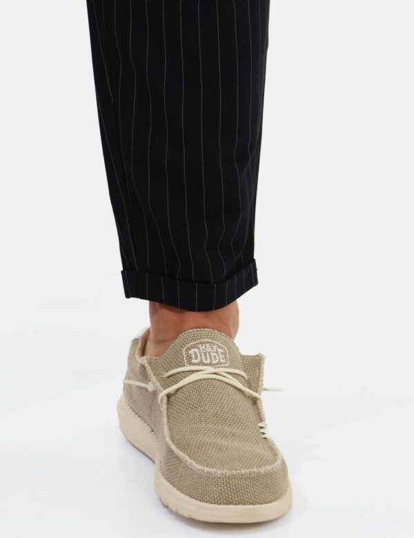 Pantaloni Goha Blu - Pantaloni gessati in total blu navy e righine bianche con tasche a taglio trasversale. La vestibilità è