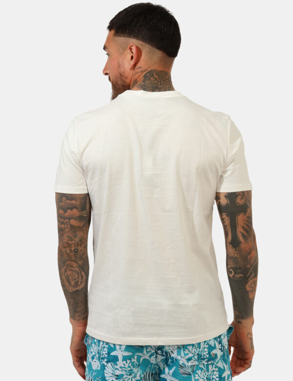 T-shirt Bianco - T-shirt su base bianca con stampa Ken in tinta coordinata. La vestibilità è morbida e regolare. La t-shirt