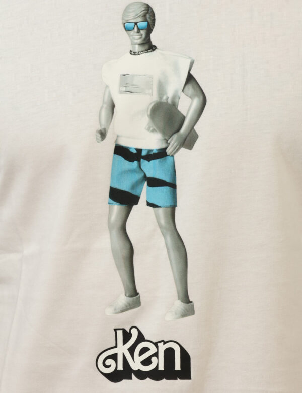 T-shirt Bianco - T-shirt su base bianca con stampa Ken in tinta coordinata. La vestibilità è morbida e regolare. La t-shirt