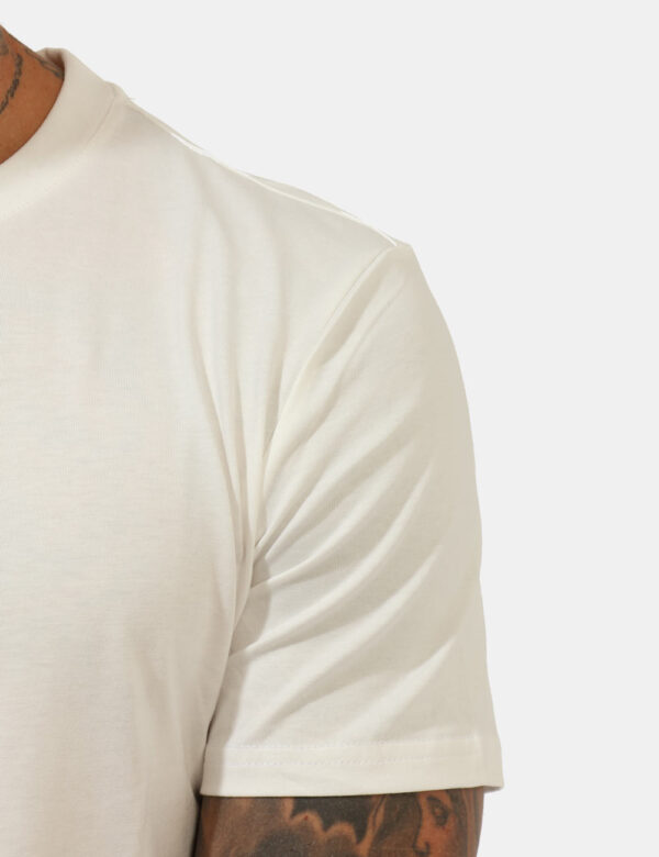 T-shirt Bianco - T-shirt su base bianca con stampa Ken in tinta coordinata. La vestibilità è morbida e regolare. La t-shirt