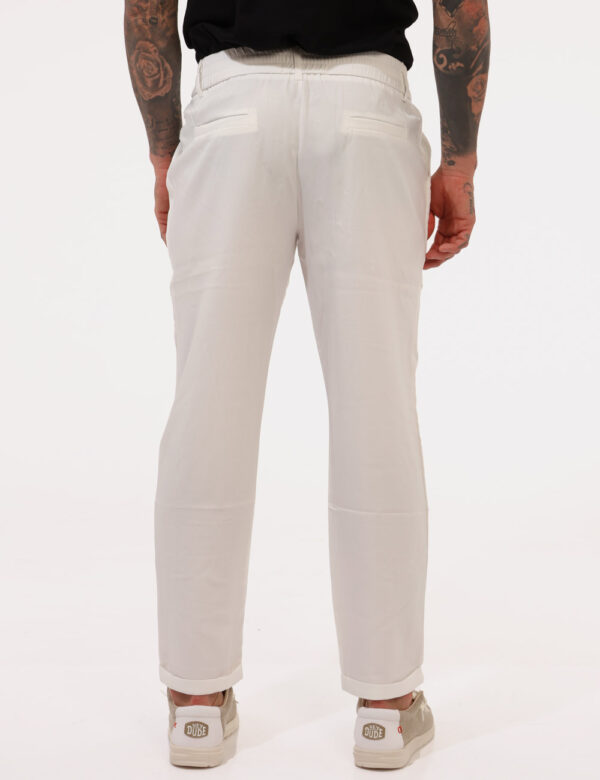 Pantaloni Goha Bianco - Pantaloni leggeri in total bianco, con tasche a taglio trasversale. La vestibilità è morbida e prati