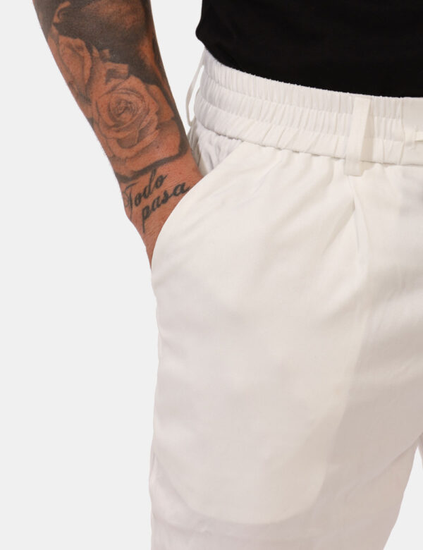Pantaloni Goha Bianco - Pantaloni leggeri in total bianco, con tasche a taglio trasversale. La vestibilità è morbida e prati