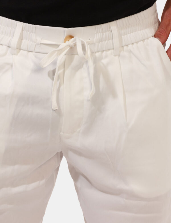 Pantaloni Goha Bianco - Pantaloni leggeri in total bianco, con tasche a taglio trasversale. La vestibilità è morbida e prati