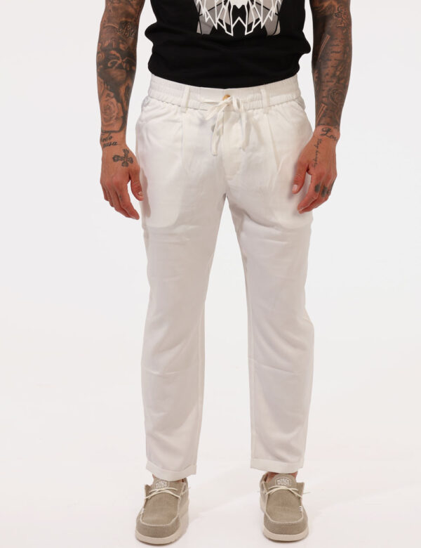 Pantaloni Goha Bianco - Pantaloni leggeri in total bianco, con tasche a taglio trasversale. La vestibilità è morbida e prati