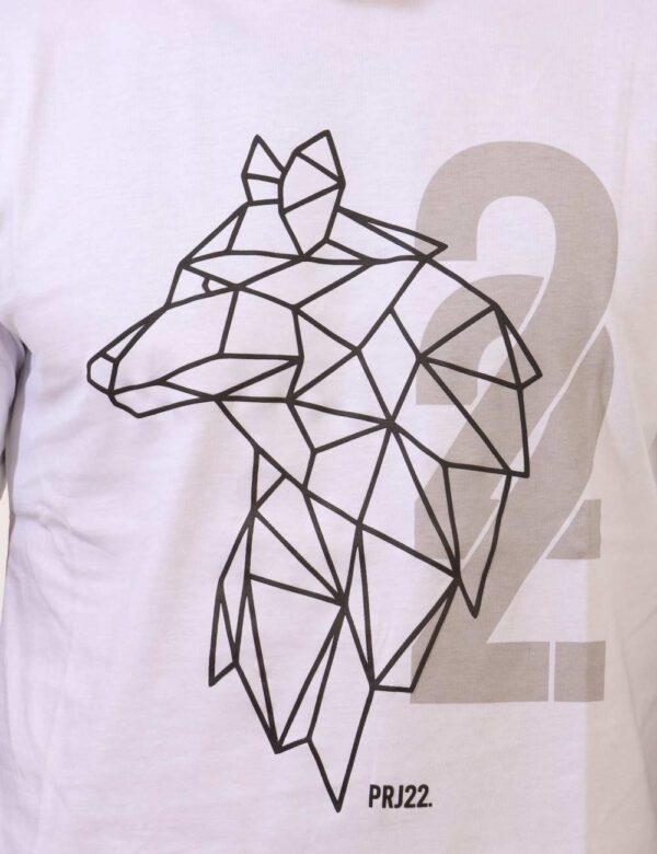 T-shirt Prj22. Bianco - T-shirt classica in total bianco con stampa stilizzata in nero e grigio. La vestibilità del capo è r