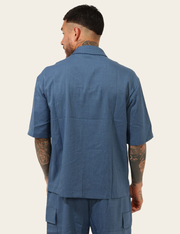 Camicia Goha Blu - Camicia in total blu denim a maniche corte, con taschino a toppa ad altezza cuore. La vestibilità è morbi