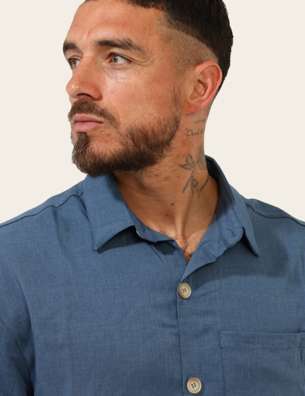 Camicia Goha Blu - Camicia in total blu denim a maniche corte, con taschino a toppa ad altezza cuore. La vestibilità è morbi