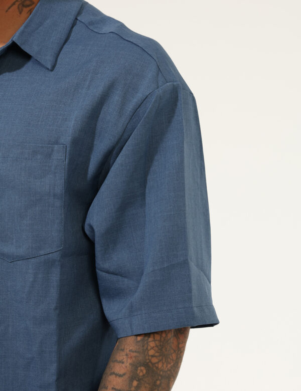 Camicia Goha Blu - Camicia in total blu denim a maniche corte, con taschino a toppa ad altezza cuore. La vestibilità è morbi
