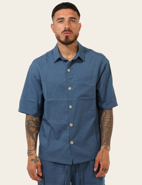 Camicia Goha Blu - Camicia in total blu denim a maniche corte, con taschino a toppa ad altezza cuore. La vestibilità è morbi