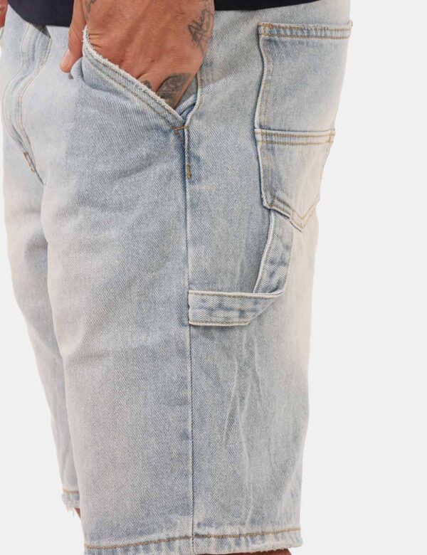 Bermuda Goha Jeans - Bermuda in jeans, con tasche a taglio trasversale e tasche a toppa sul retro. La vestibilità è morbida