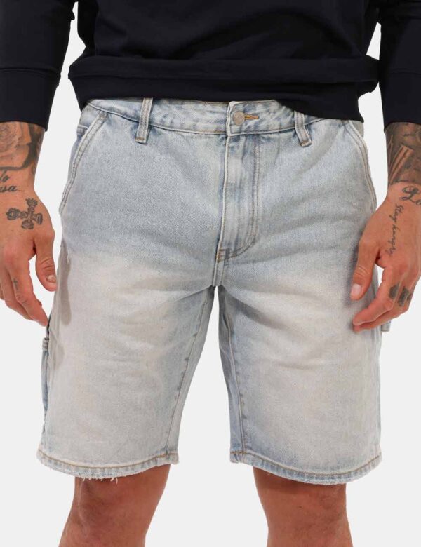 Bermuda Goha Jeans - Bermuda in jeans, con tasche a taglio trasversale e tasche a toppa sul retro. La vestibilità è morbida