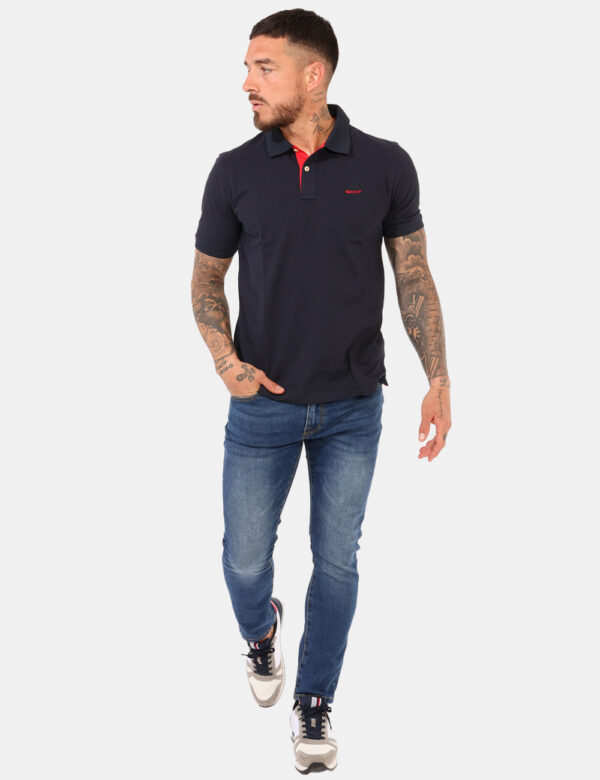 Jeans Goha Jeans - Jeans classico in total blu, con tasche sagomate e tasche a toppa. La vestibilità è morbida a pratica gra