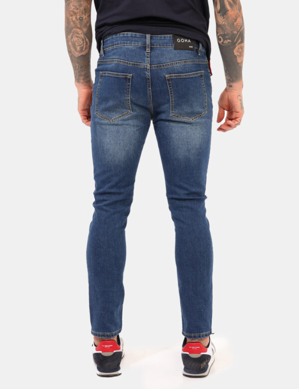 Jeans Goha Jeans - Jeans classico in total blu, con tasche sagomate e tasche a toppa. La vestibilità è morbida a pratica gra