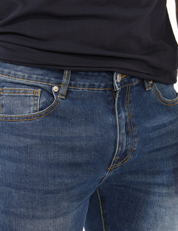 Jeans Goha Jeans - Jeans classico in total blu, con tasche sagomate e tasche a toppa. La vestibilità è morbida a pratica gra