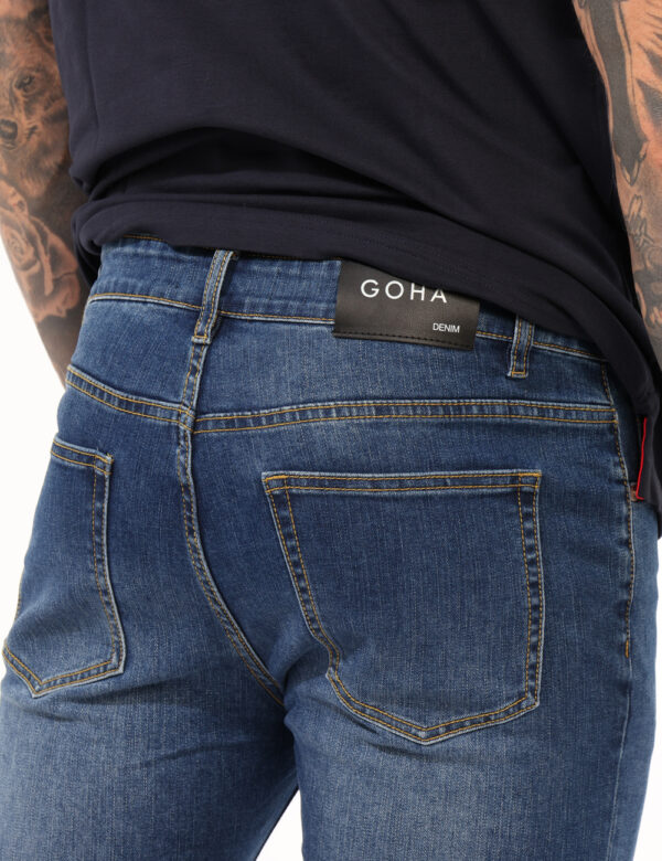 Jeans Goha Jeans - Jeans classico in total blu, con tasche sagomate e tasche a toppa. La vestibilità è morbida a pratica gra