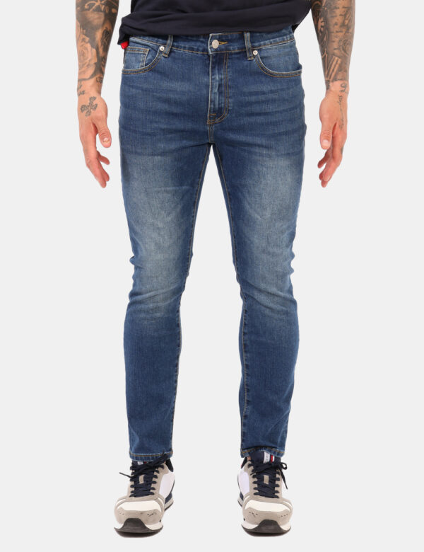 Jeans Goha Jeans - Jeans classico in total blu, con tasche sagomate e tasche a toppa. La vestibilità è morbida a pratica gra